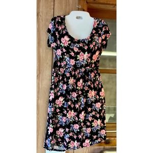 Chris and Carol black floral dress size medium short sleeve
